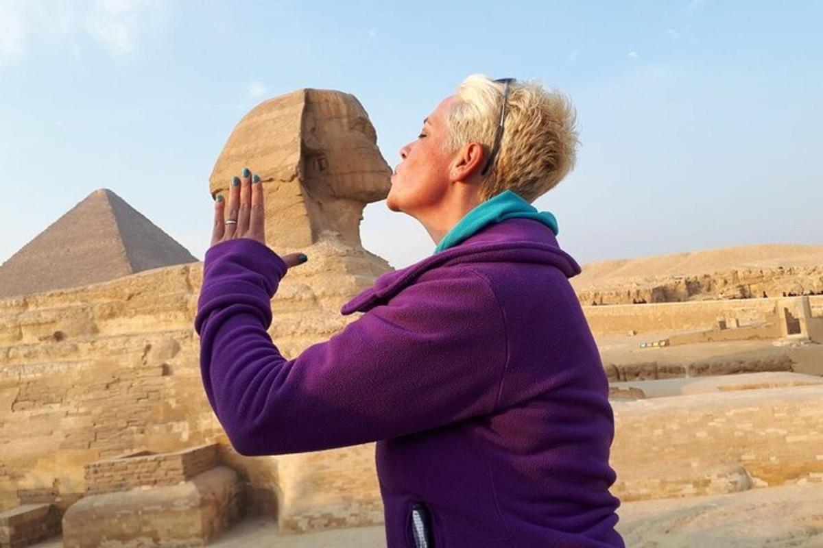 žena stojící před pyramidami