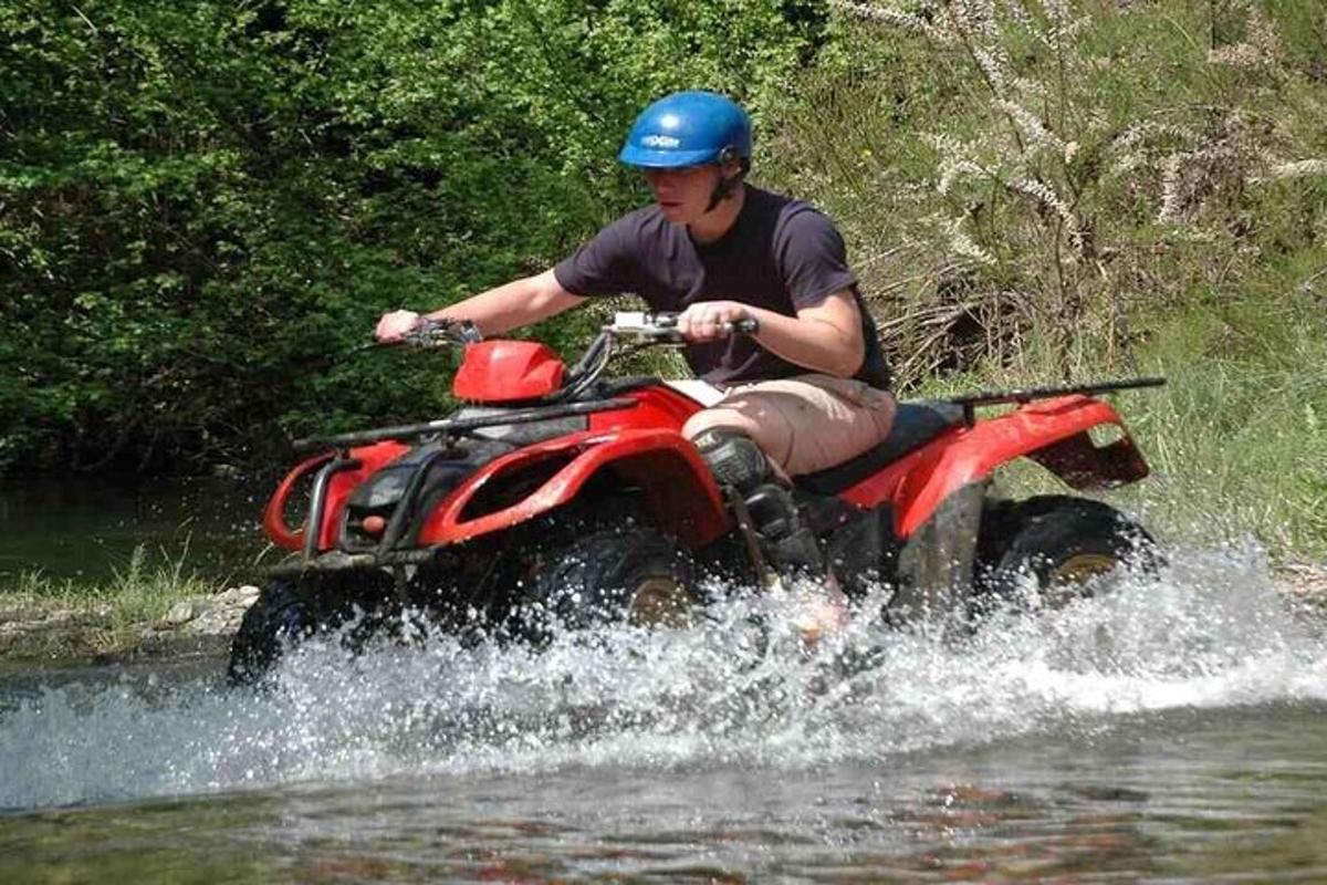 un uomo che attraversa un fiume su un carro a rotelle