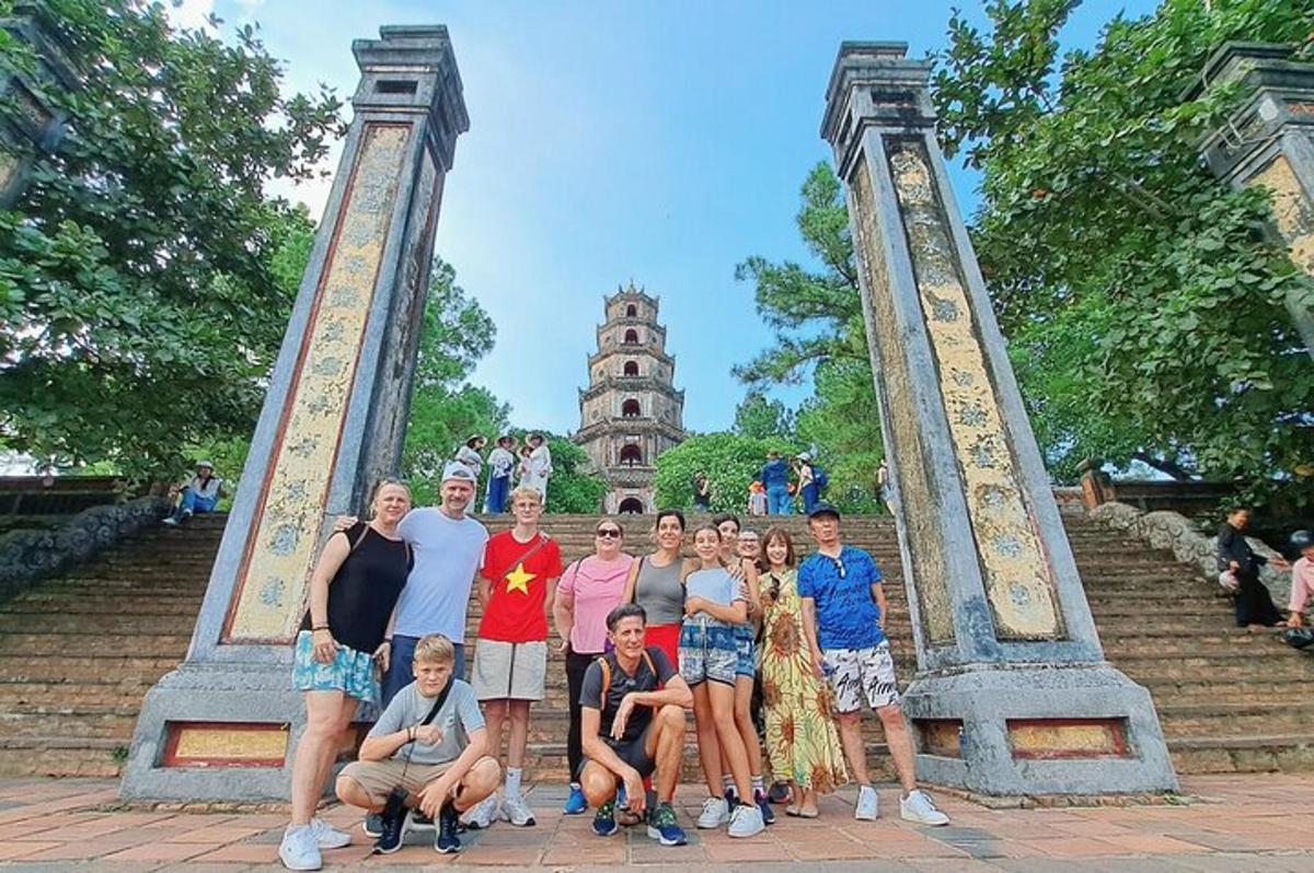 un grup de oameni care pozează pentru o fotografie în fața unui templu
