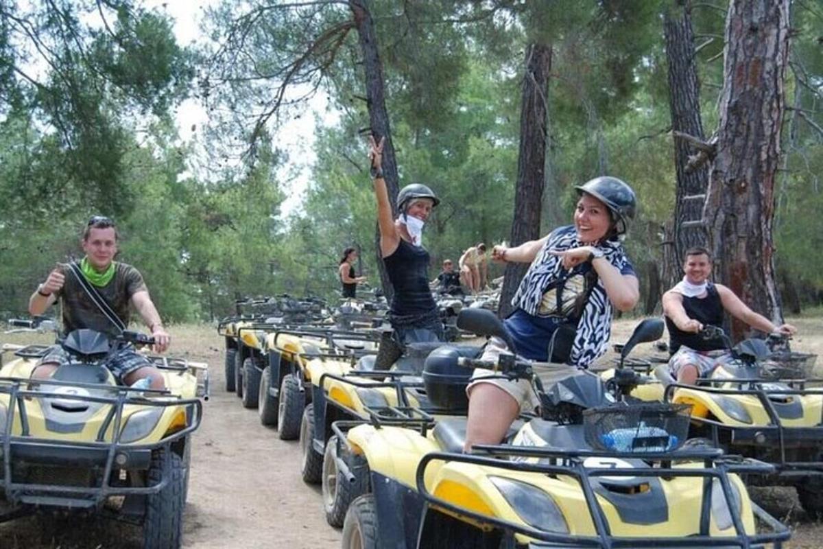 un gruppo di persone che guidano quad su un sentiero