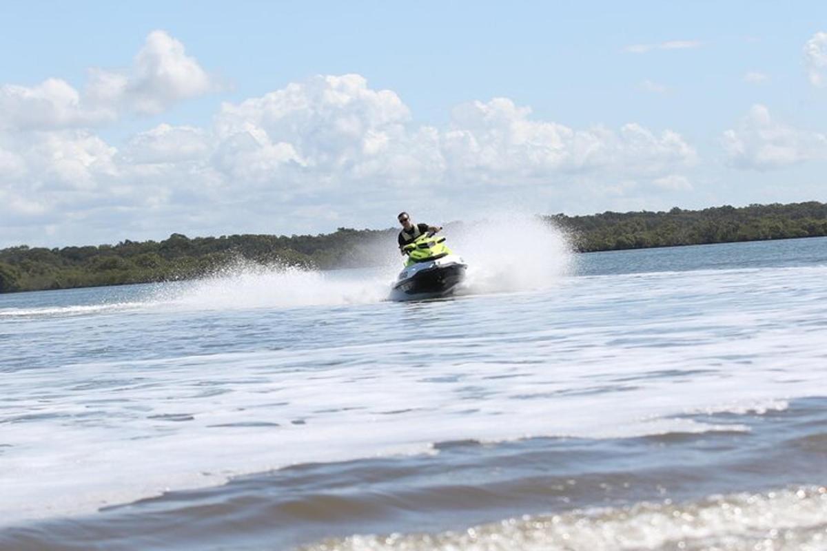 Un hombre en una moto acuática en el agua