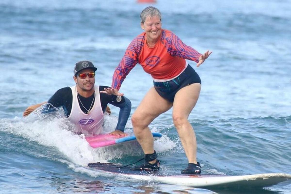dues persones navegant sobre taules de surf a l'oceà