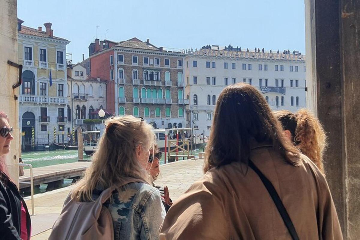 un grup de persones mirant per una finestra