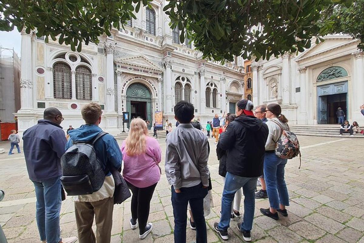 un grup de persones dempeus davant d'un edifici