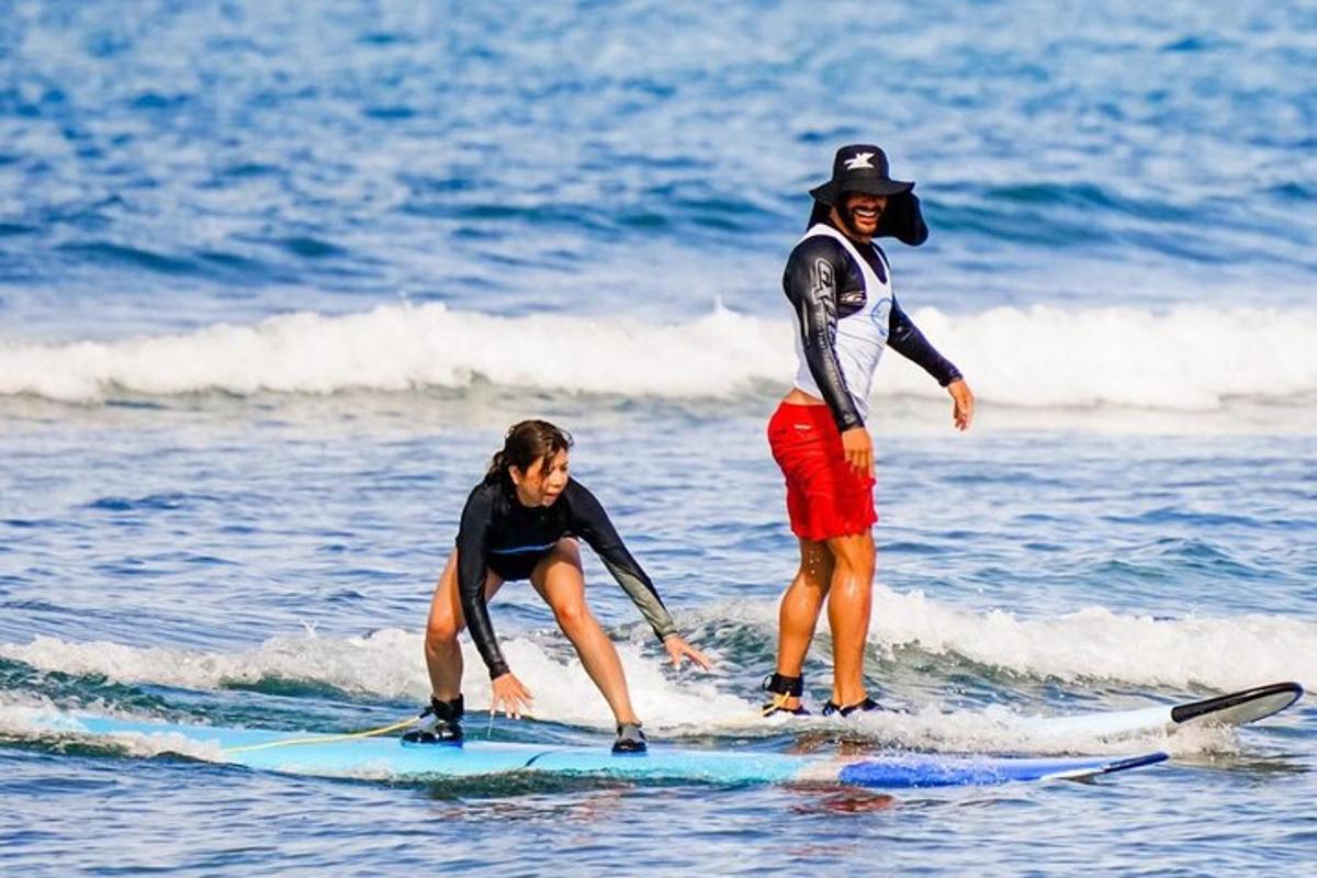 un home i una dona sobre taules de surf a l'oceà