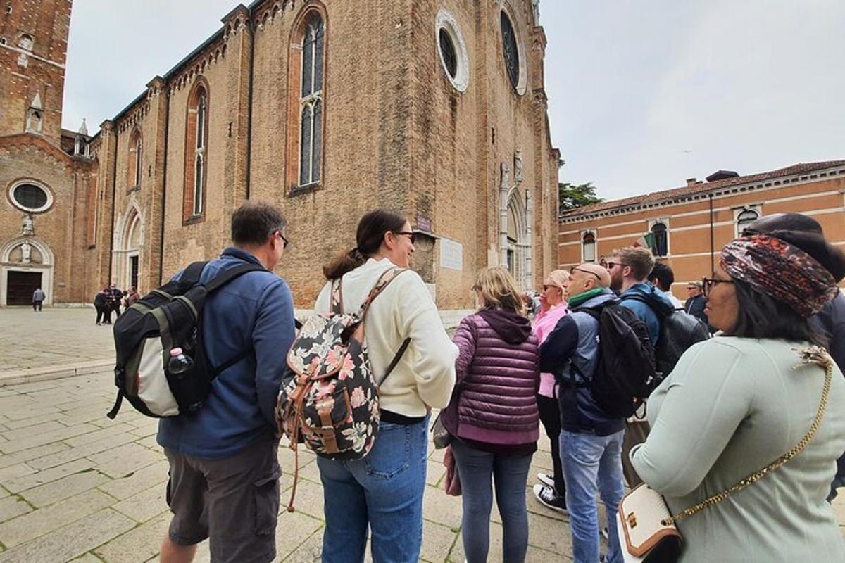un grup de persones dempeus davant d'un edifici
