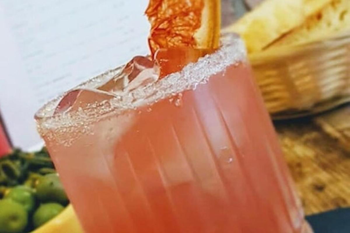Una bebida con una rodaja de naranja encima.