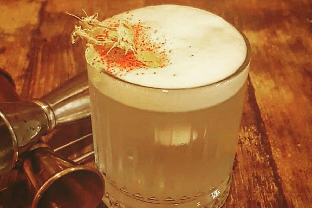 Un vaso de cerveza sobre una mesa
