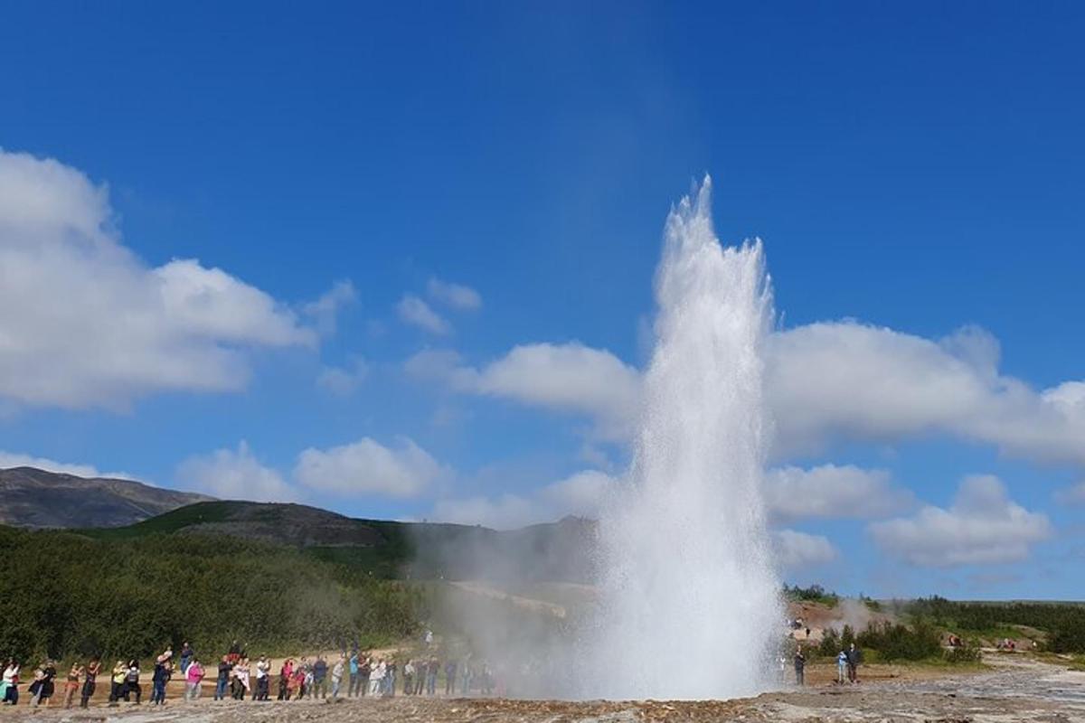 velika fontana vode ispred mnoštva ljudi