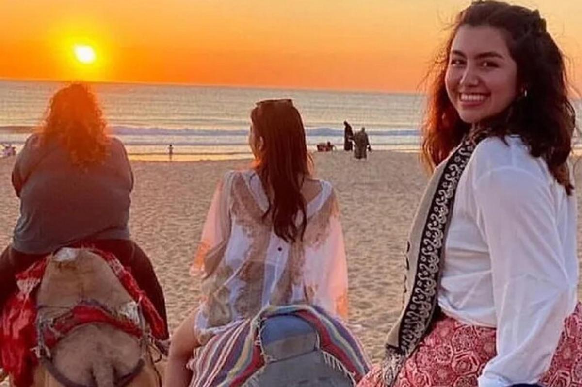 tre donne a cavallo sulla spiaggia al tramonto