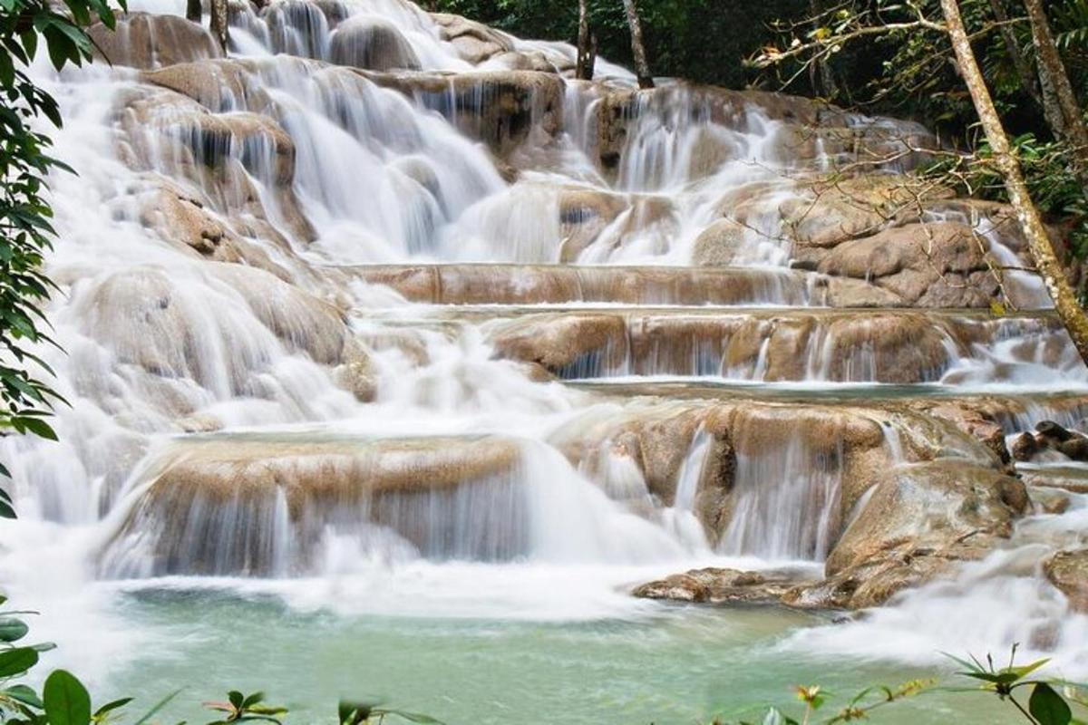 una serie di cascate in un fiume con rocce