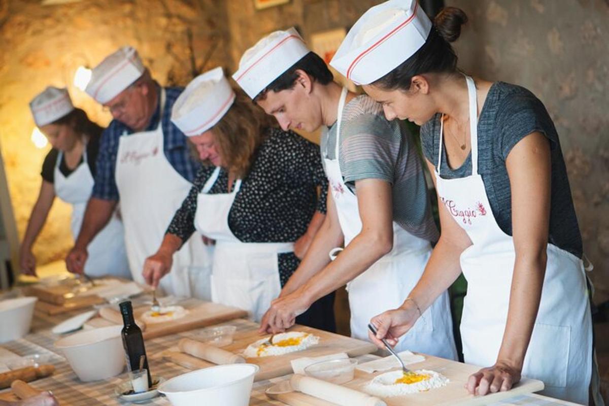 un gruppo di persone in cucina che preparano il cibo