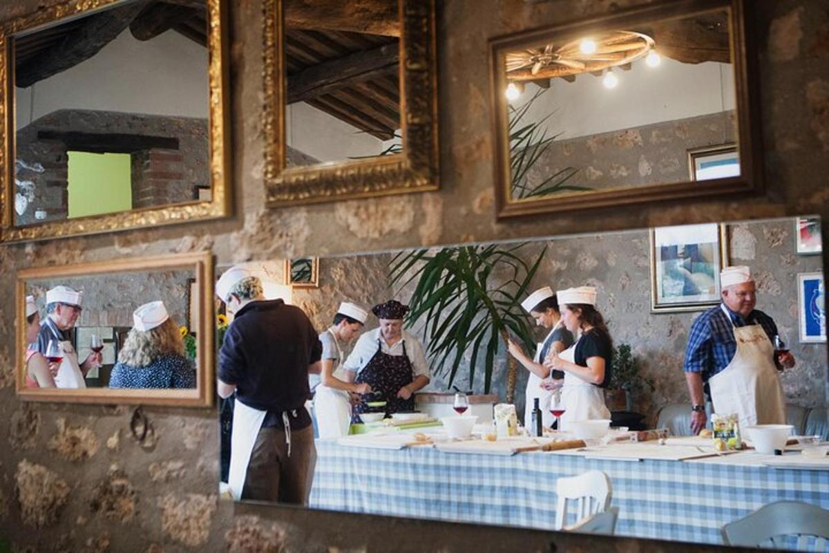 un gruppo di chef che preparano il cibo in un ristorante