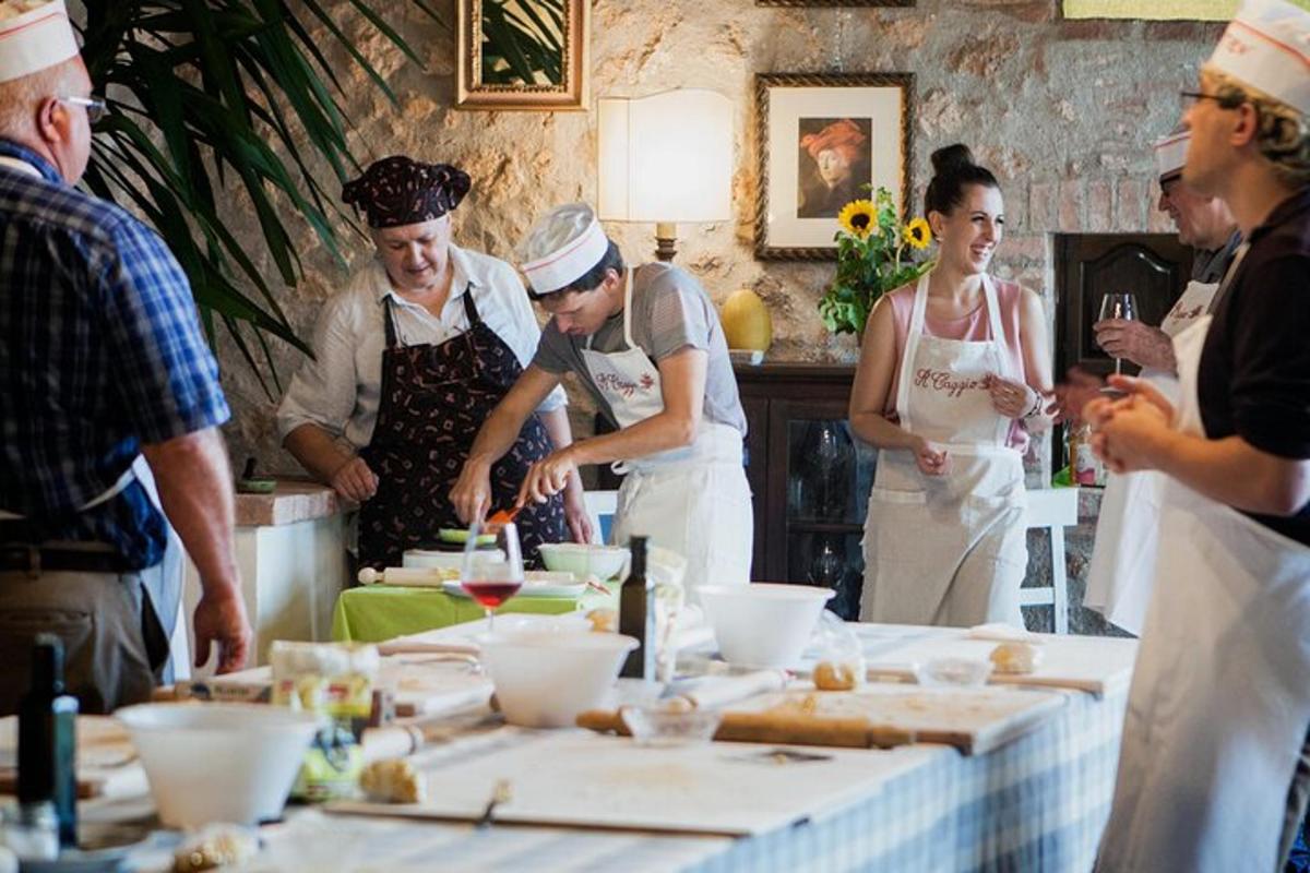 um grupo de pessoas em uma cozinha preparando comida