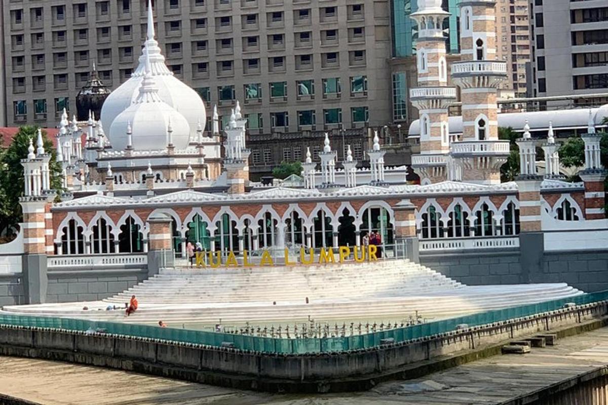 un grande edificio con una fontana di fronte a un edificio
