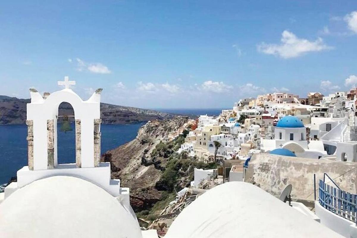 pohled na vesnici s kostelem a oceánem