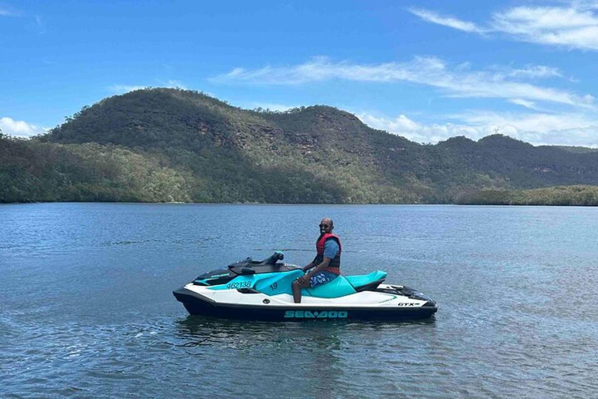 seorang lelaki duduk di atas jet ski di dalam air