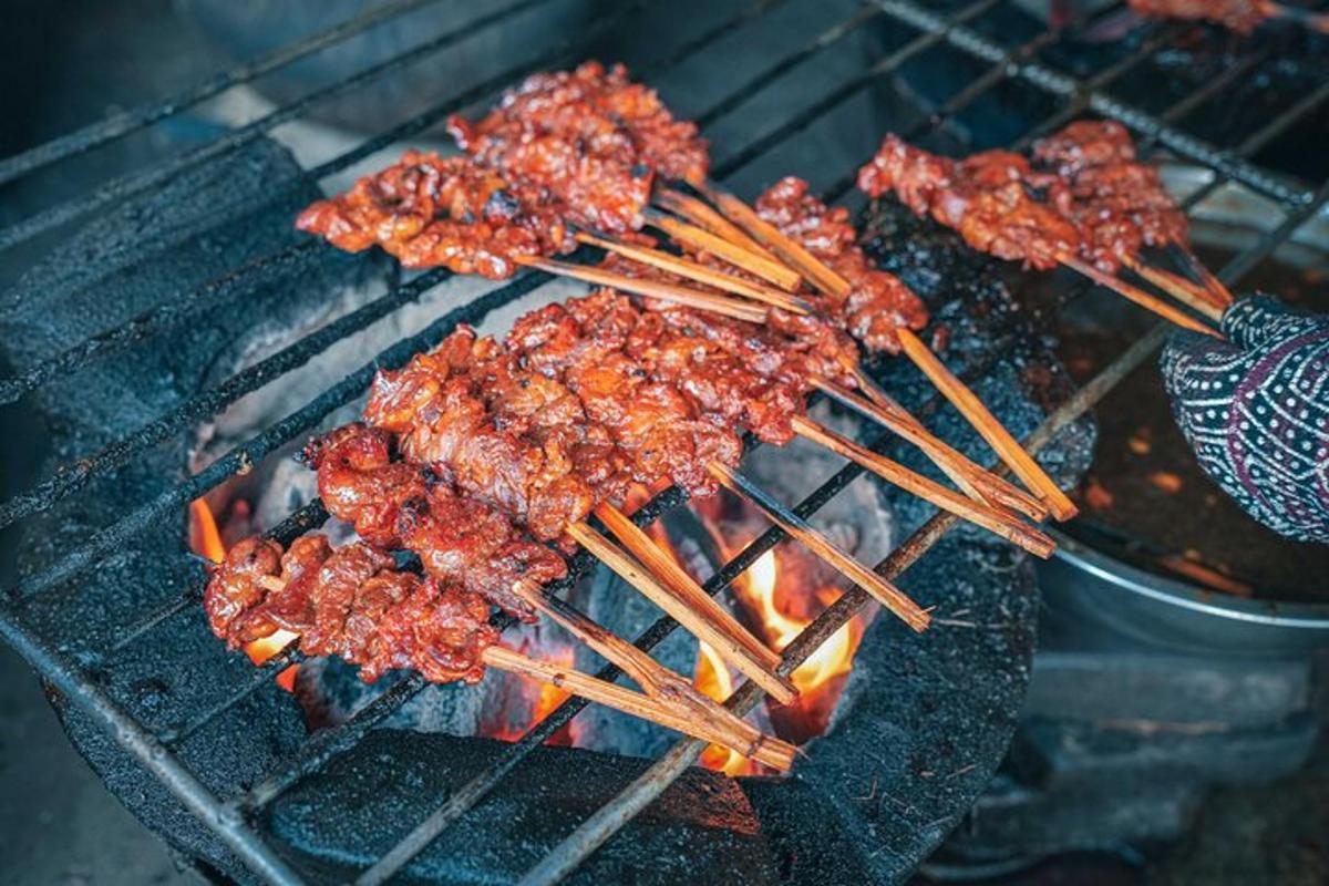 skupina špízů vařících jídlo na grilu