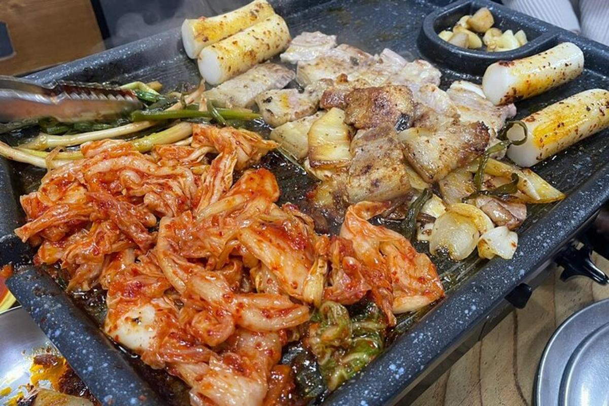 nampan makanan berisi udang dan sayuran di atasnya