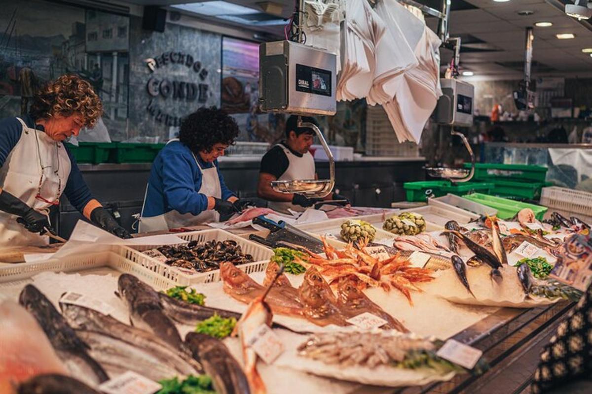 un gruppo di persone che preparano il cibo in un mercato del pesce