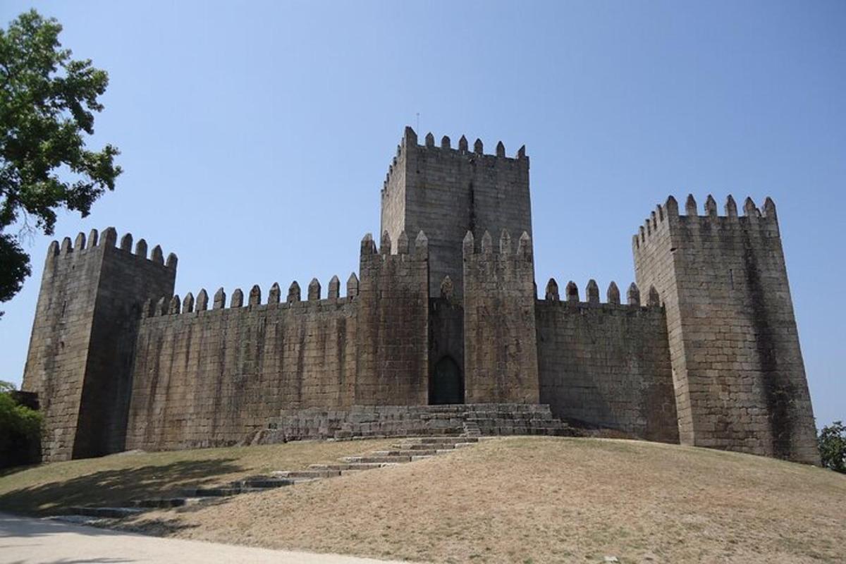 um grande castelo no topo de uma colina
