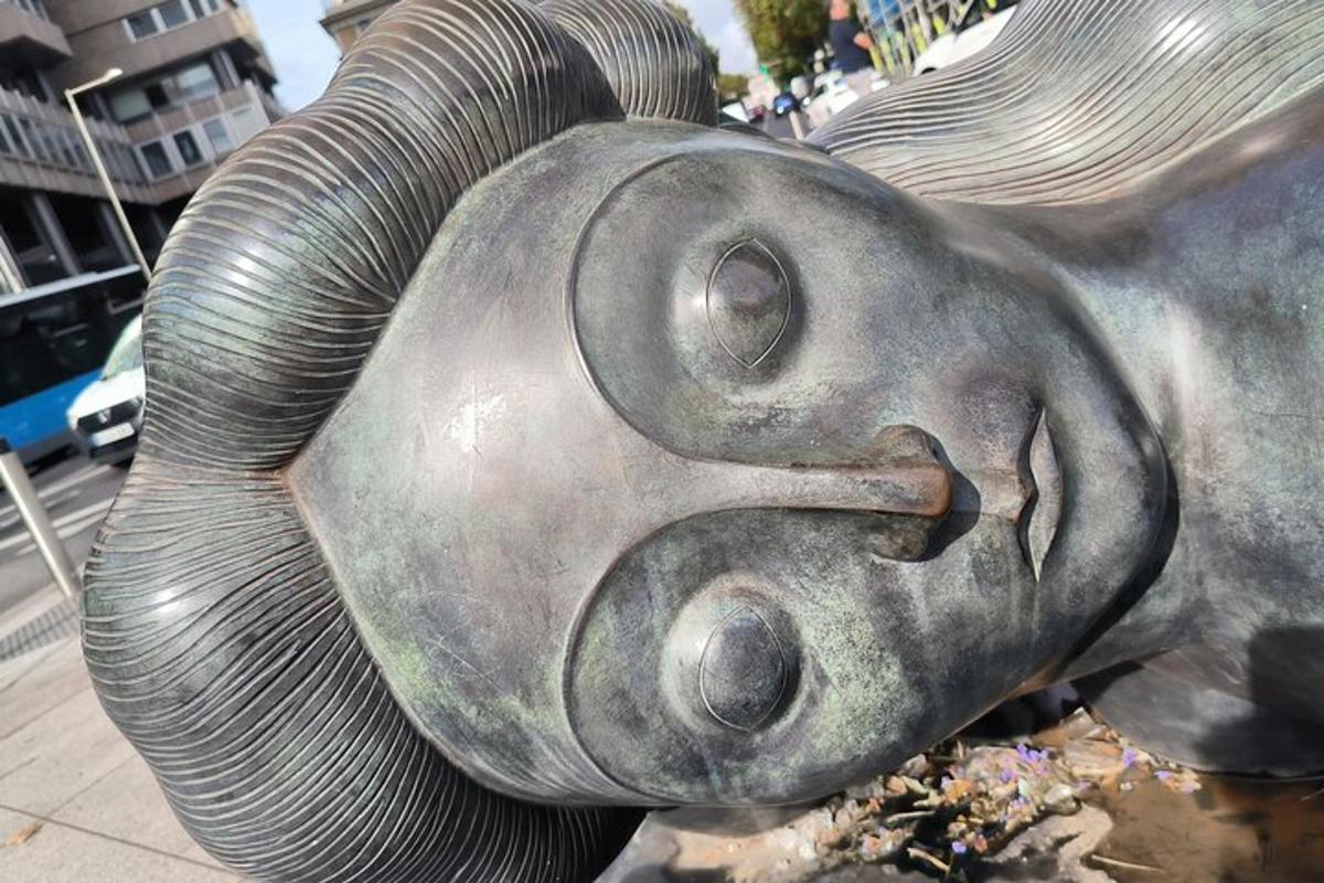 en statue av en fisk på et fortau