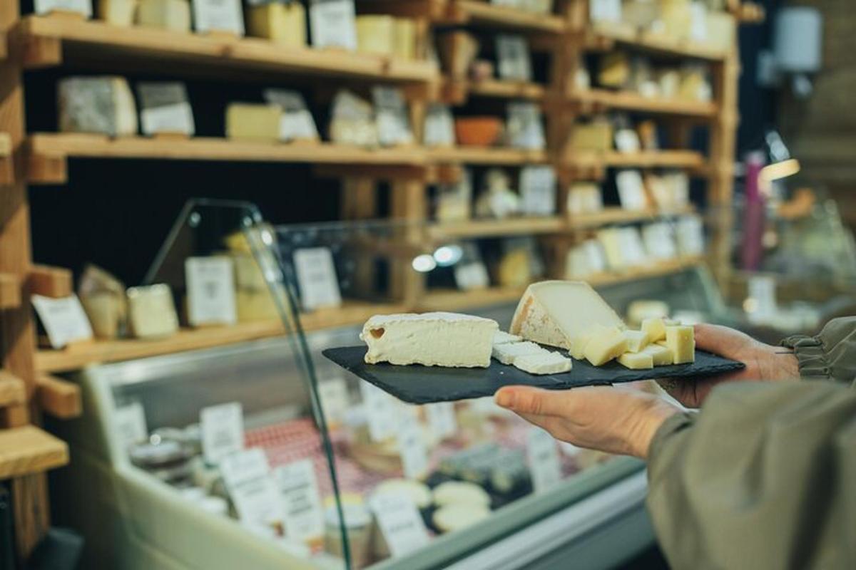 una persona che tiene in mano un piatto con del formaggio sopra