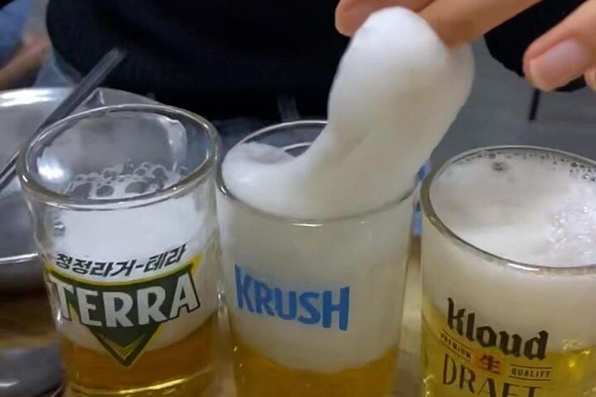 due bicchieri di birra appoggiati su un tavolo