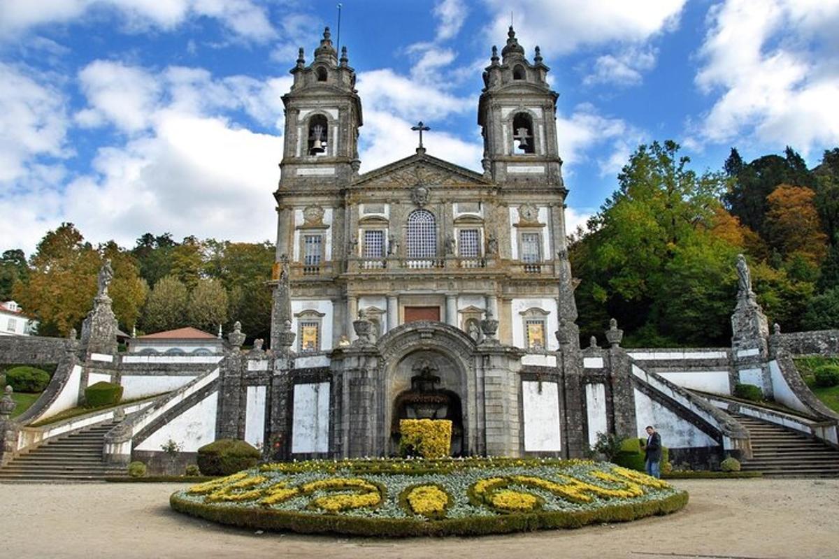 um prédio antigo com um jardim de flores na frente
