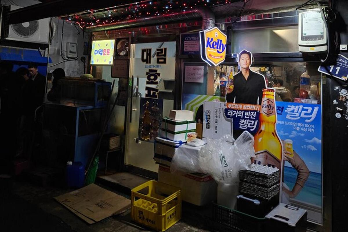 un camioncino di cibo con la foto di un uomo sul lato