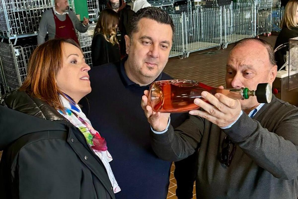 Ένας άντρας πίνει από ένα μπουκάλι με μια γυναίκα