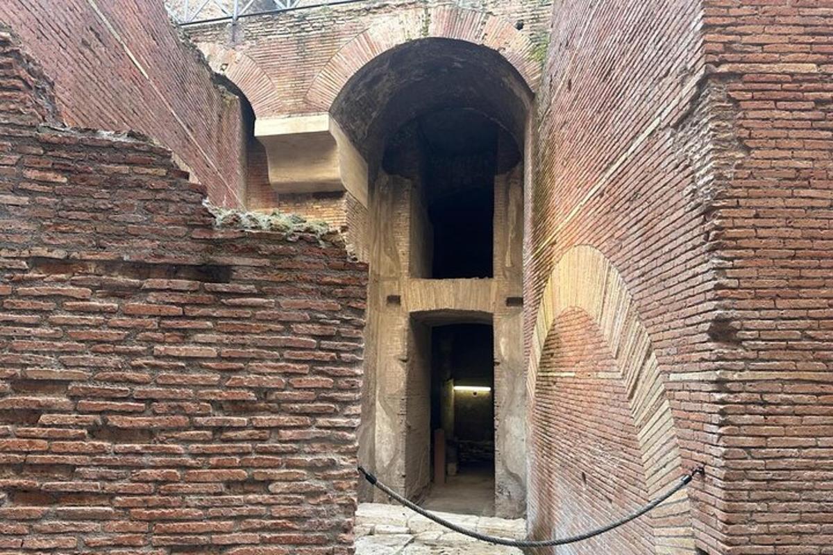 Un callejón en un viejo edificio de ladrillo