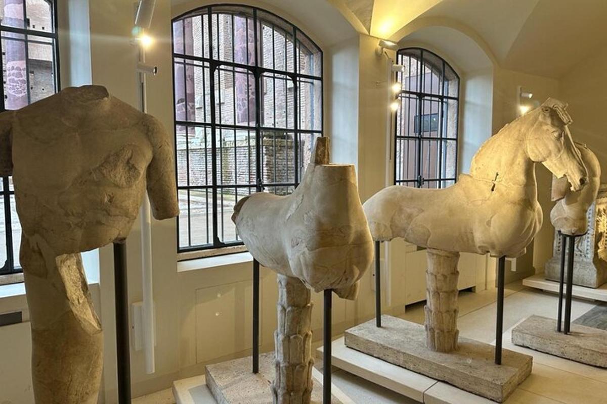 Un grupo de estatuas en una habitación con ventanas.