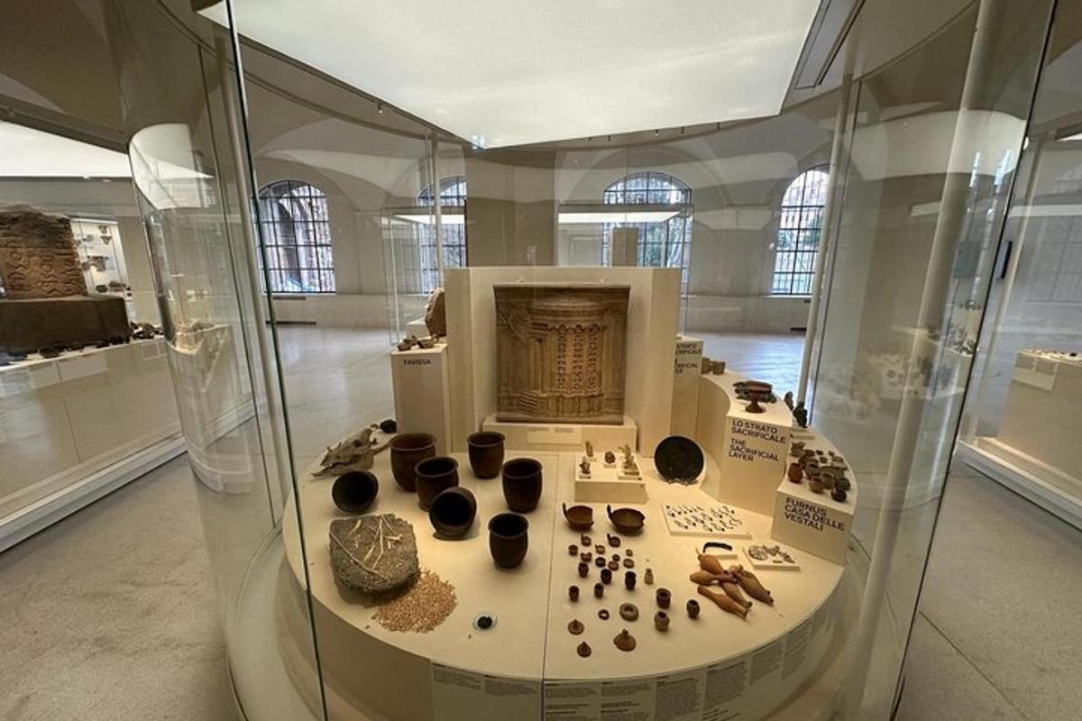 Una vitrina de cristal con cerámica en un museo