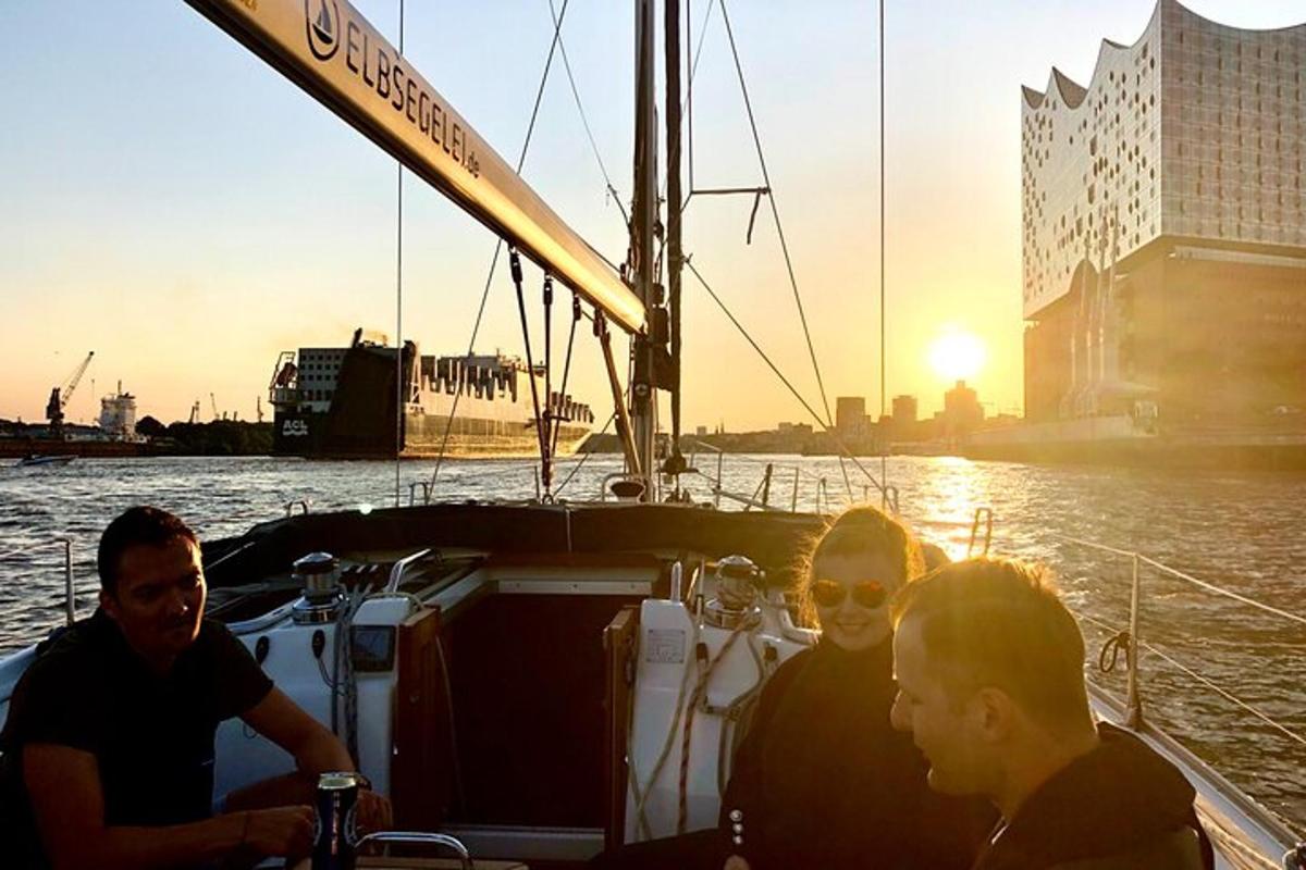 un gruppo di persone su una barca in acqua