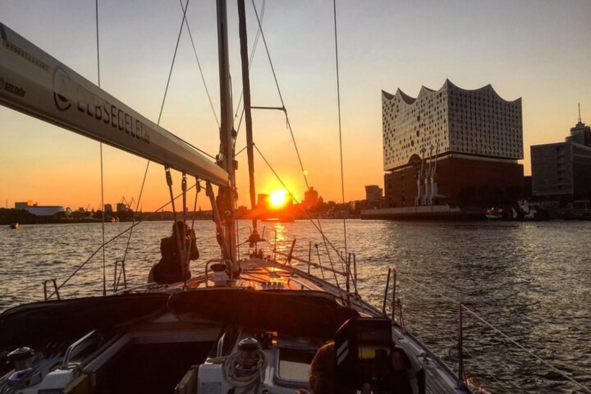 una barca in acqua con il tramonto sullo sfondo