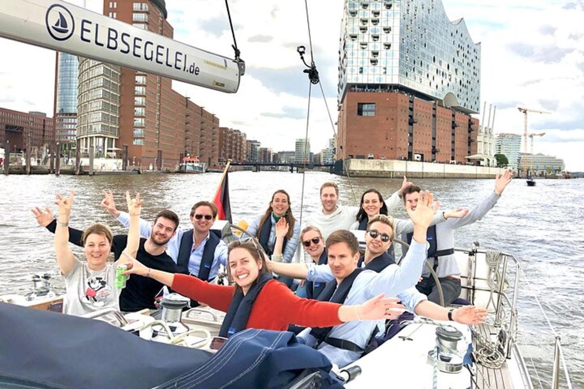 un gruppo di persone su una barca in acqua