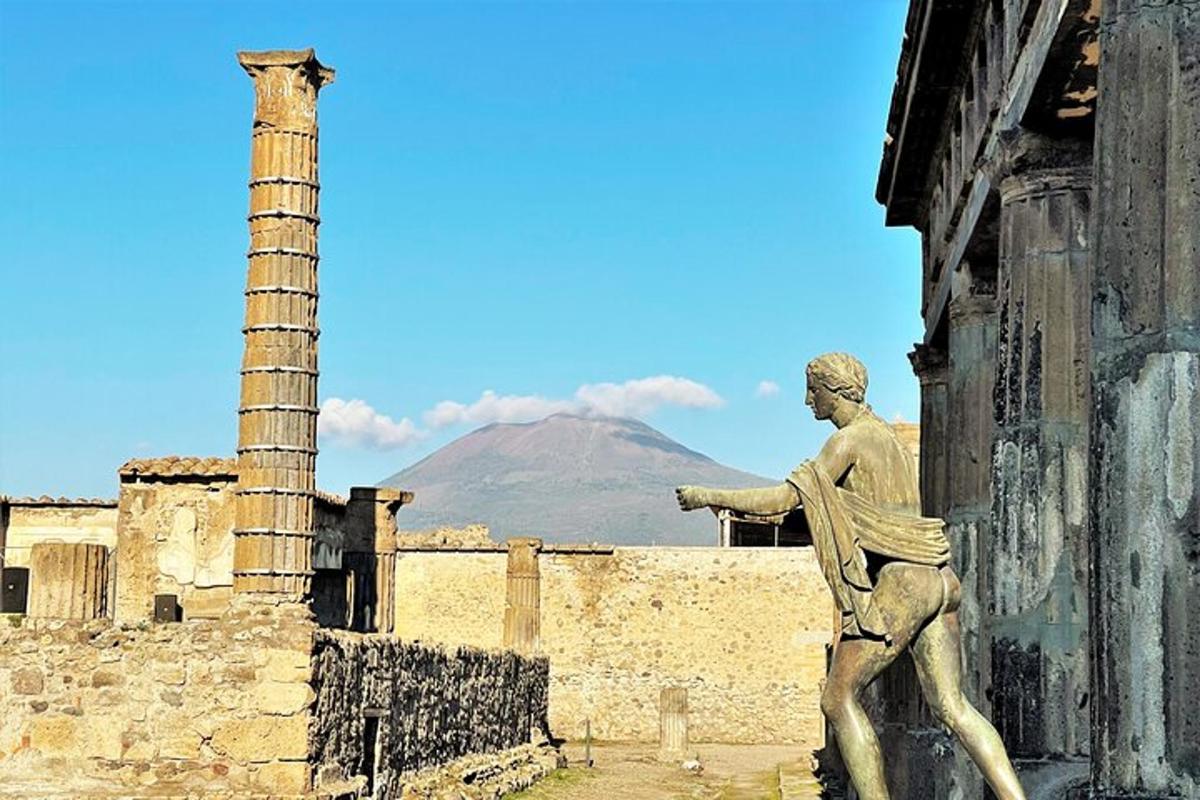 o statuie a unui bărbat care stă lângă o clădire