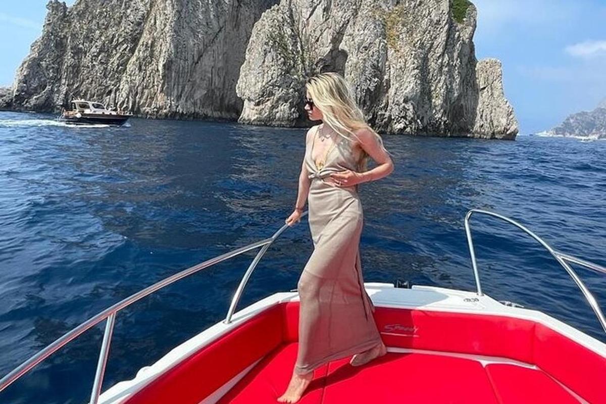 žena stojí na přední straně lodi