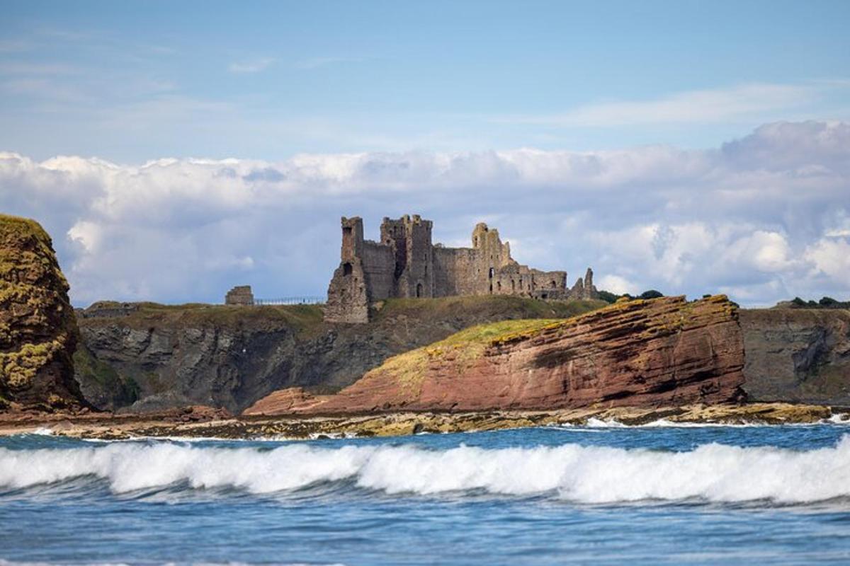 un castel pe vârful unei stânci lângă ocean