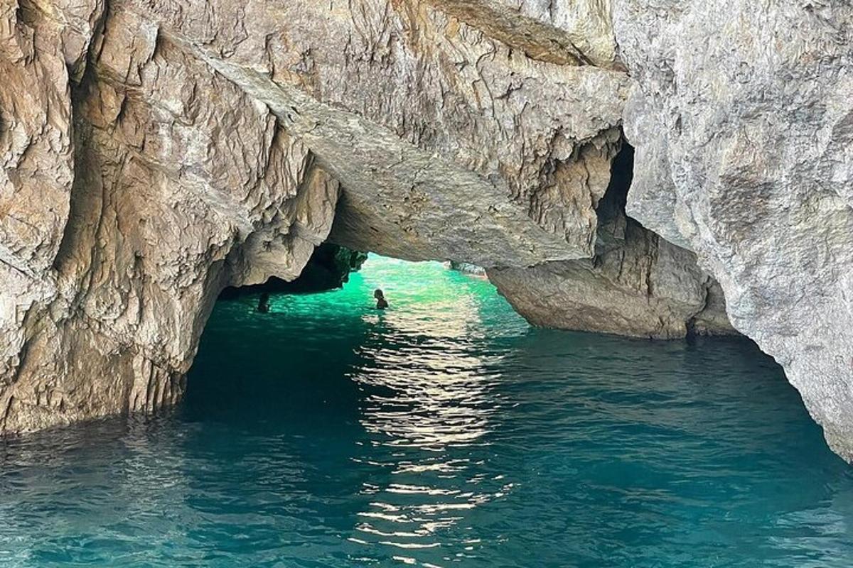 osoba koja pliva u špilji u vodi