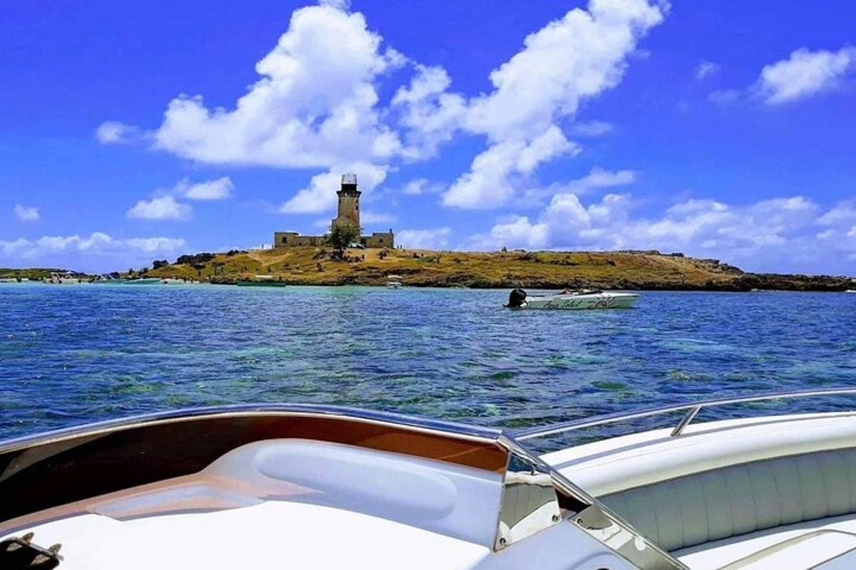 um barco na água com um farol em uma ilha