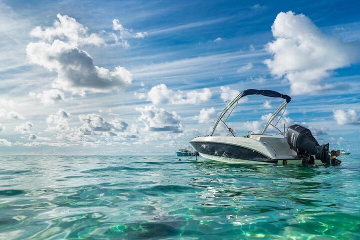 una barca seduta nell'acqua dell'oceano