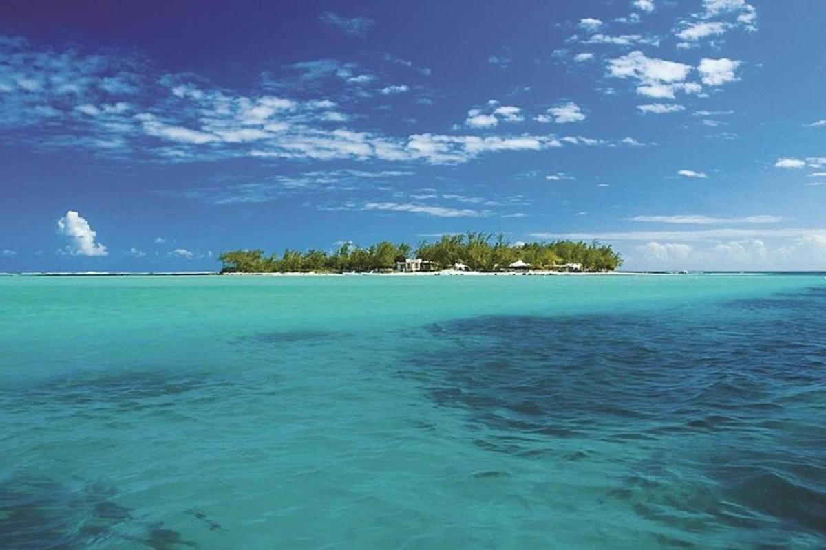 un'isola in mezzo a un grande specchio d'acqua