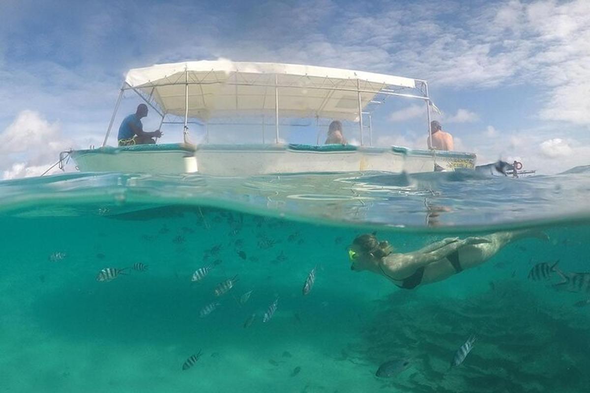 um grupo de pessoas em um barco na água