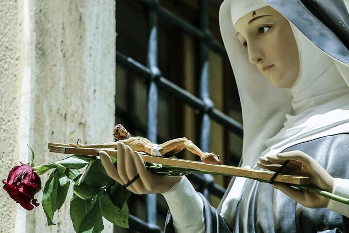una suora che tiene in mano un piatto con un uccello sopra
