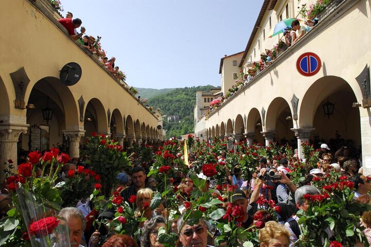 una folla di persone che scattano foto di fiori