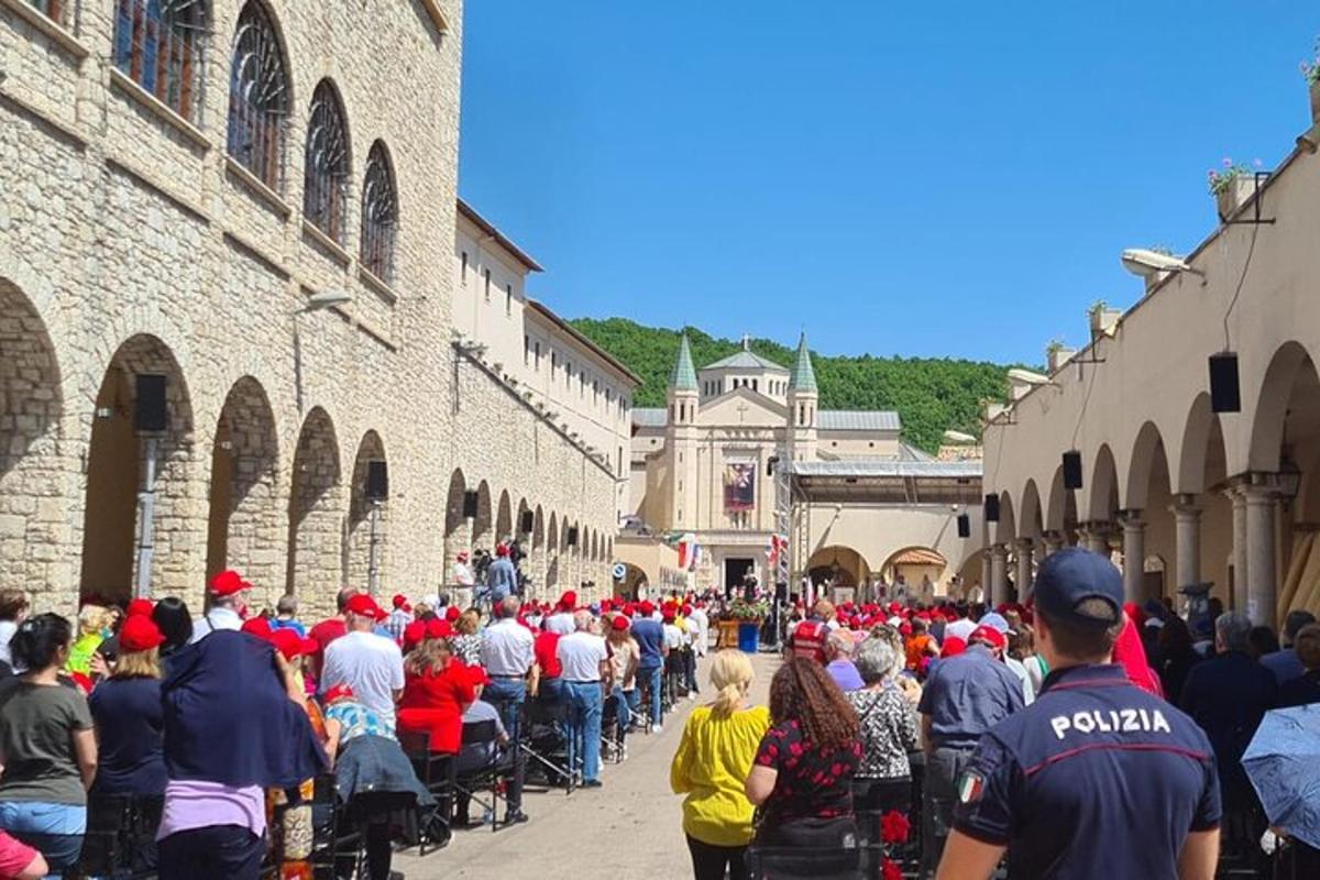 ένα μεγάλο πλήθος ανθρώπων που κάνουν ποδήλατο σε έναν δρόμο