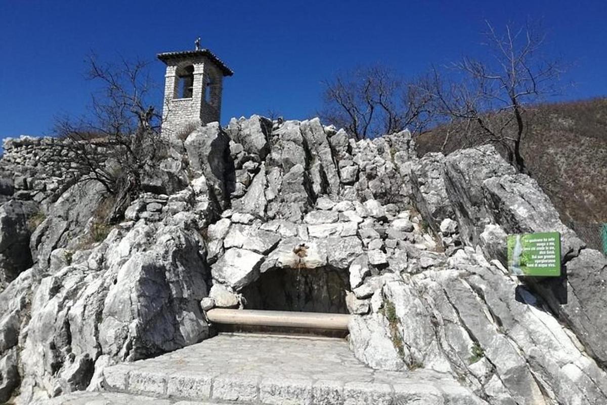 un edificio in cima a una montagna rocciosa