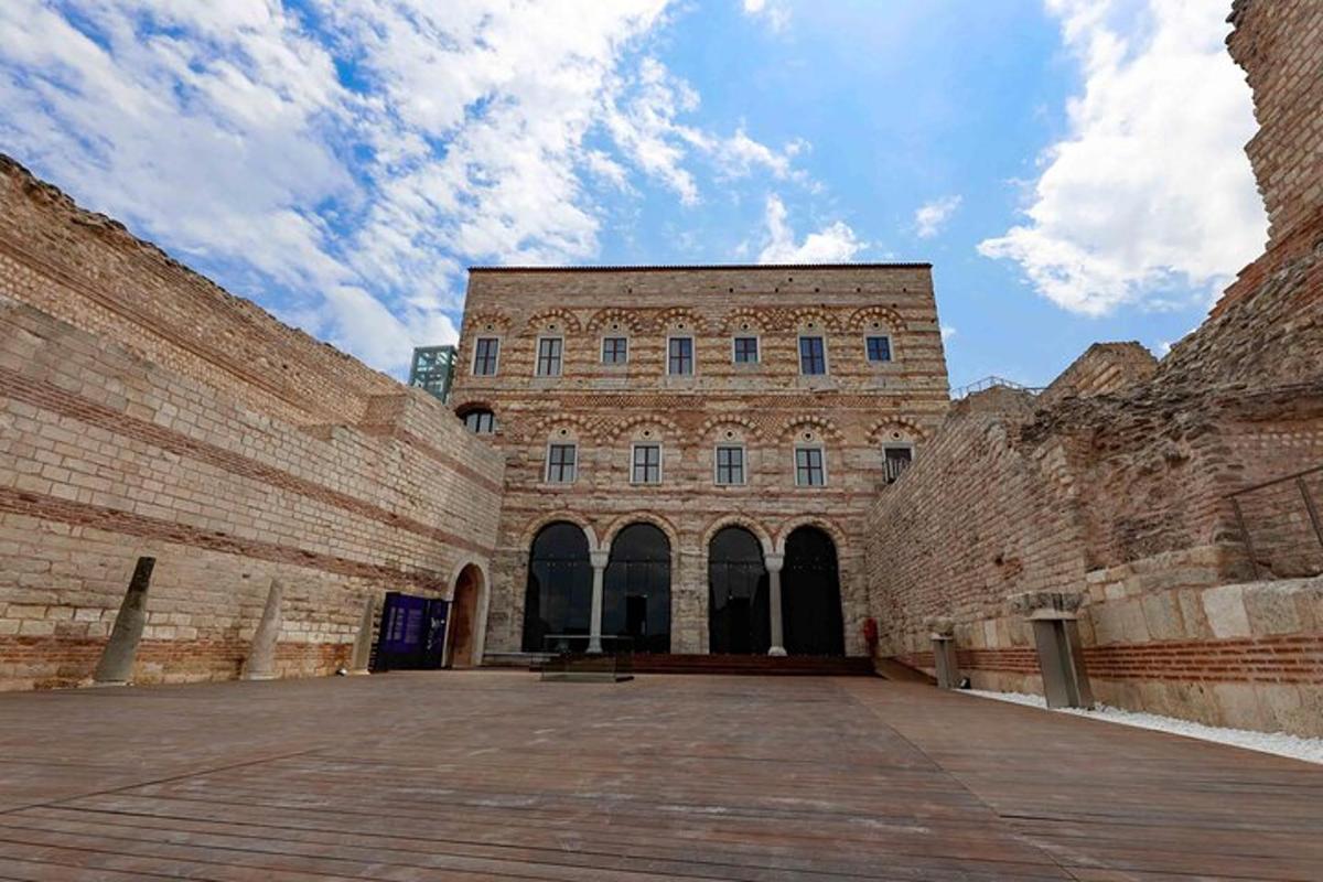 un grande edificio in mattoni con un cielo sullo sfondo